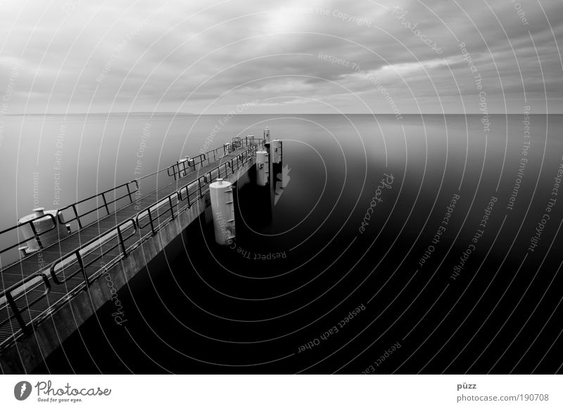 Seebrücke Landschaft Wasser Himmel Küste Ostsee Meer Schifffahrt Hafen dunkel grau schwarz Sellin Schwarzweißfoto Außenaufnahme Menschenleer Textfreiraum rechts