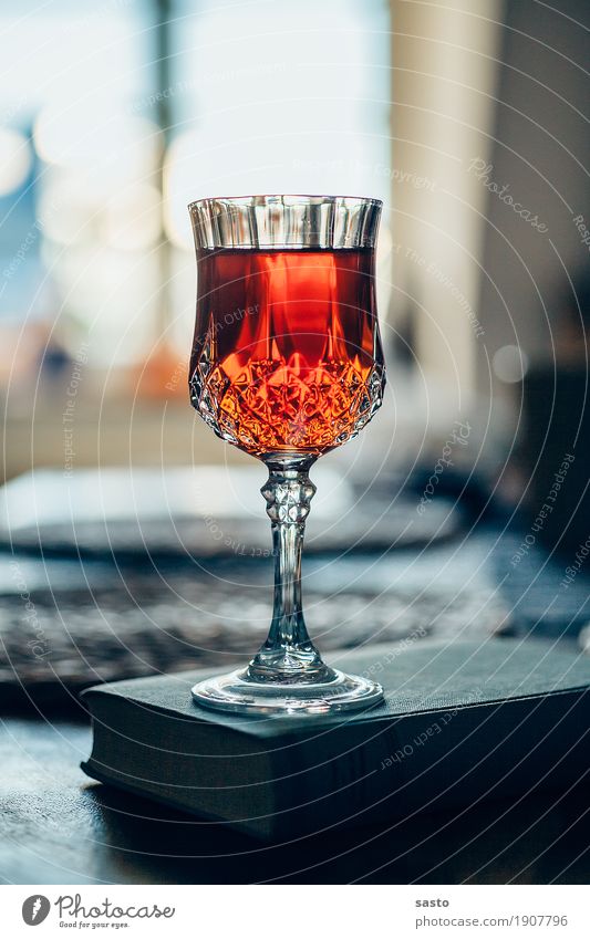 Feierabend geniessen Getränk Alkohol Sherry Glas Erholung alt ästhetisch authentisch eckig Glück Wärme braun rot Apero genießen trinken bequem Wohlgefühl Abend