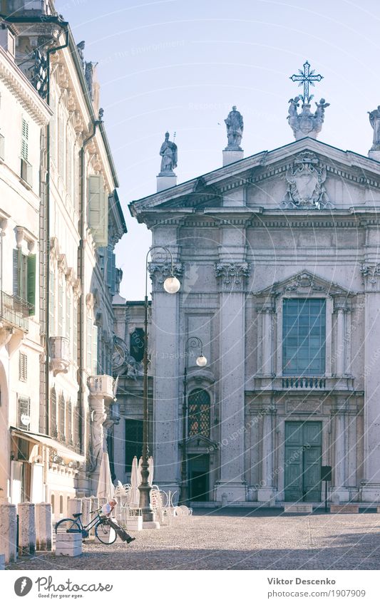 Mantova in Italien am frühen sonnigen Morgen Stil Erholung ruhig Ferien & Urlaub & Reisen Tourismus Sommer Sonne Meer Haus Natur Kirche Palast Architektur