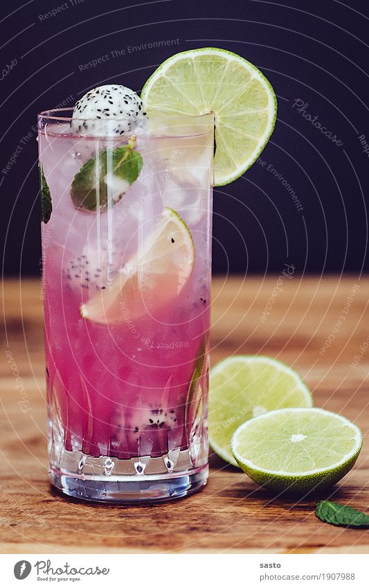 Mojito gerührt Alkohol Longdrink Cocktail Glas Coolness Flüssigkeit frech sauer braun gelb grün rosa schwarz Freude Fröhlichkeit Lebensfreude Drachenfrucht
