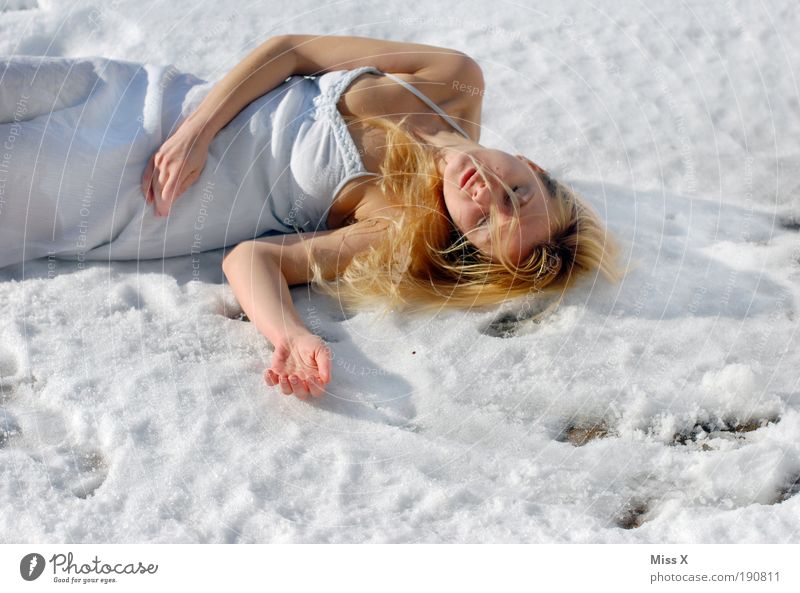 kalt??? Mensch Junge Frau Jugendliche Haut Brust Arme 1 18-30 Jahre Erwachsene Winter Eis Frost Schnee schön verrückt Traurigkeit Trauer Tod Unlust Farbfoto