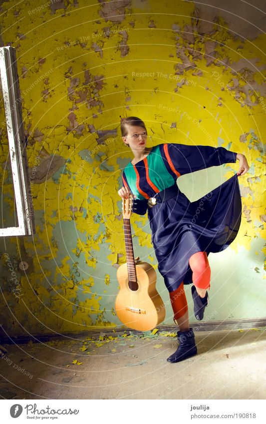 Tänzerin mit Gitarre Stil schön Musik Mensch feminin Jugendliche 1 18-30 Jahre Erwachsene Tanzen Sänger Musiker Ruine Kleid niedlich blau mehrfarbig gelb