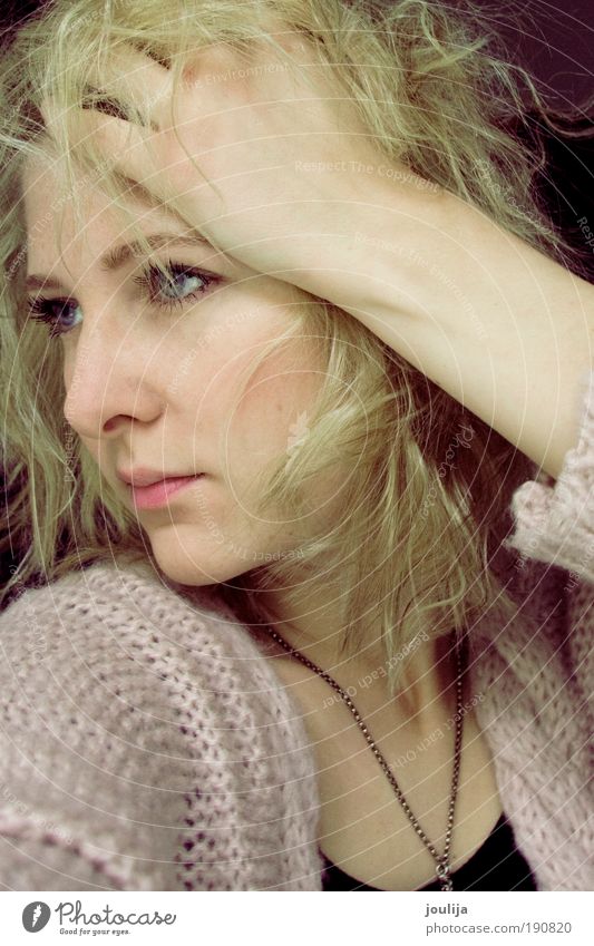 blondes Mädchen feminin Haare & Frisuren Gesicht Auge Nase Mund Lippen Hand 18-30 Jahre Jugendliche Erwachsene Mode trendy schön niedlich dünn rosa einzigartig