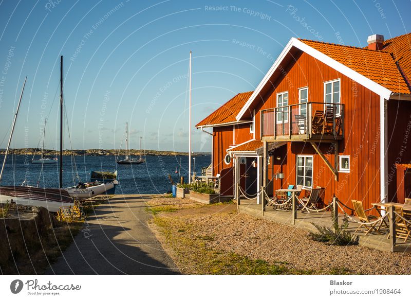 Häuser und Fischerboote in einem norwegischen Hafen Sonne Haus Garten wandern Natur Wasser Himmel Wellen Nordsee Norwegen Fischerdorf Traumhaus Balkon Fenster