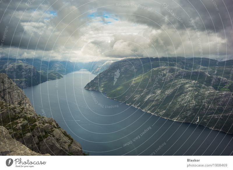 Fjord preikenstolen in Norwegen Meer Berge u. Gebirge Klettern Bergsteigen Umwelt Natur Landschaft Luft Wasser Himmel Wolken Park Hügel Felsen Bucht