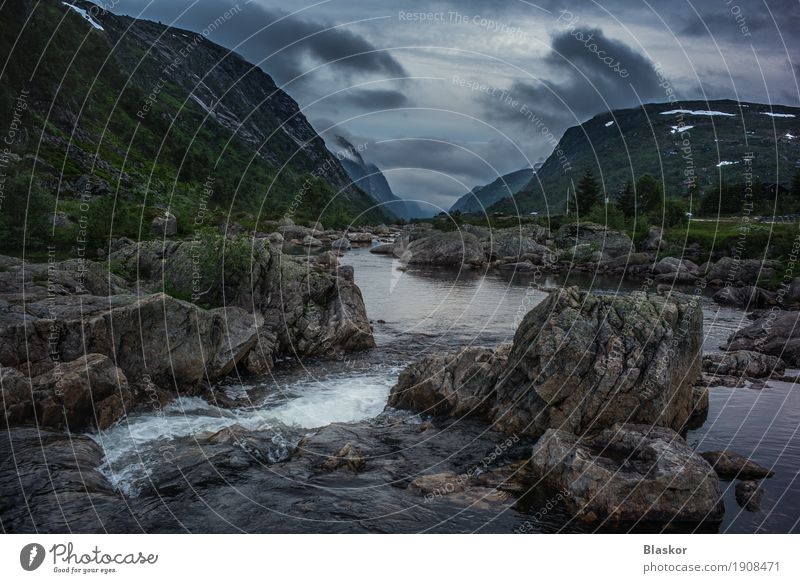 wilder Fluss im Nationalpark, Norwegen, Skandinavier Berge u. Gebirge Klettern Bergsteigen Umwelt Natur Landschaft Himmel Wolken Gewitterwolken Unwetter Wind