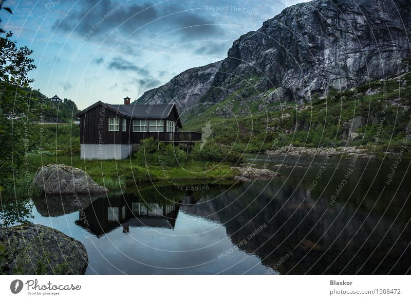 Haus im norwegischen See Meer Berge u. Gebirge wandern Umwelt Natur Landschaft Urelemente Wasser Himmel Wolken Baum Park Hügel Felsen Traumhaus Fenster Dach alt