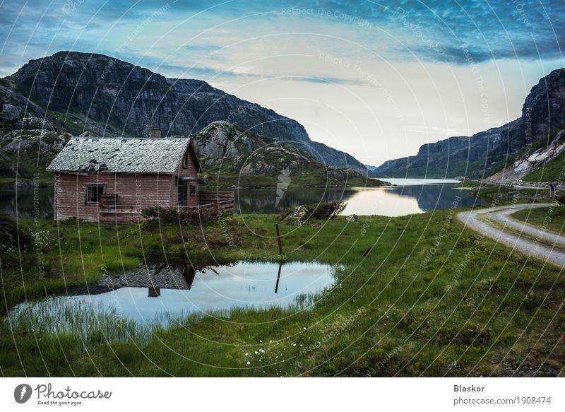 Altes Haus im norwegischen See Meer Berge u. Gebirge Natur Landschaft Wasser Himmel Wolken Park Hügel Felsen Dach Straße alt kaputt blau braun grün Tatkraft