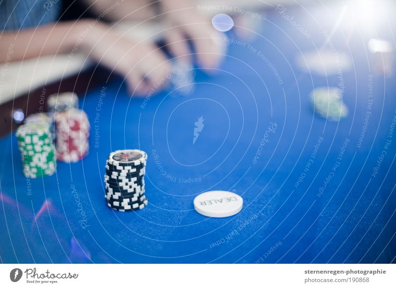 Poker Spielkarte Spielen Gesellschaft (Soziologie) blau Chips Jeton Wette Geld Licht Gegenlicht Textfreiraum Unschärfe Hand Finger Stakes Flush High roller