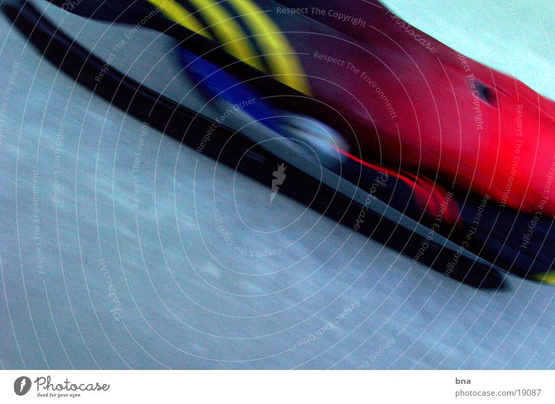 Iceracer Rodeln Geschwindigkeit Extremsport Eis Sport Rennrodel Rennrodeln Bobbahn Detailaufnahme eng Aerodynamik Körperhaltung Bewegungsunschärfe Streifen