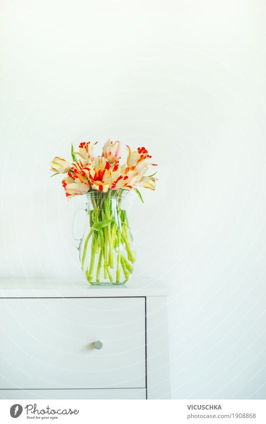 Vase mit Tulpen auf weißem Tisch Lifestyle Stil Design Häusliches Leben Wohnung Innenarchitektur Dekoration & Verzierung Wohnzimmer Valentinstag Muttertag