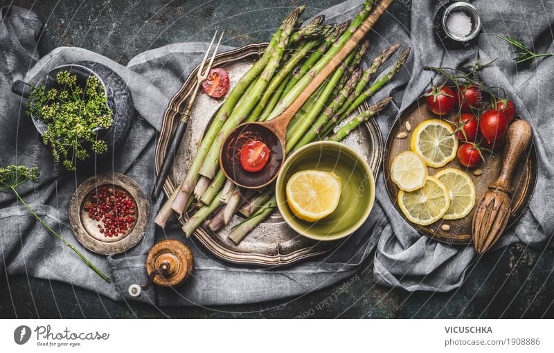 Spargel und Zutaten auf rustikalem Küchentisch Lebensmittel Gemüse Kräuter & Gewürze Öl Ernährung Mittagessen Abendessen Festessen Bioprodukte