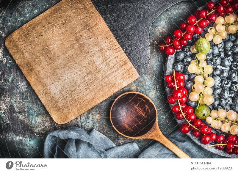Kochrezepte Hintergrund mit verschiedenen bunten Beeren Frucht Dessert Ernährung Bioprodukte Vegetarische Ernährung Diät Geschirr Löffel Stil Design Gesundheit