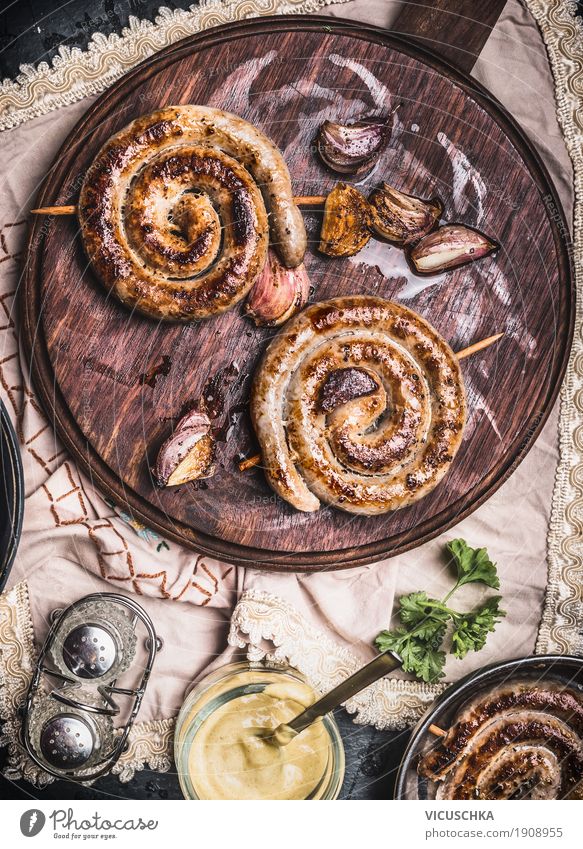 Gegrillte Wurstschnecke serviert mit Senf Lebensmittel Wurstwaren Ernährung Mittagessen Geschirr Stil Design Tisch Küche Restaurant Grill Bratwurst