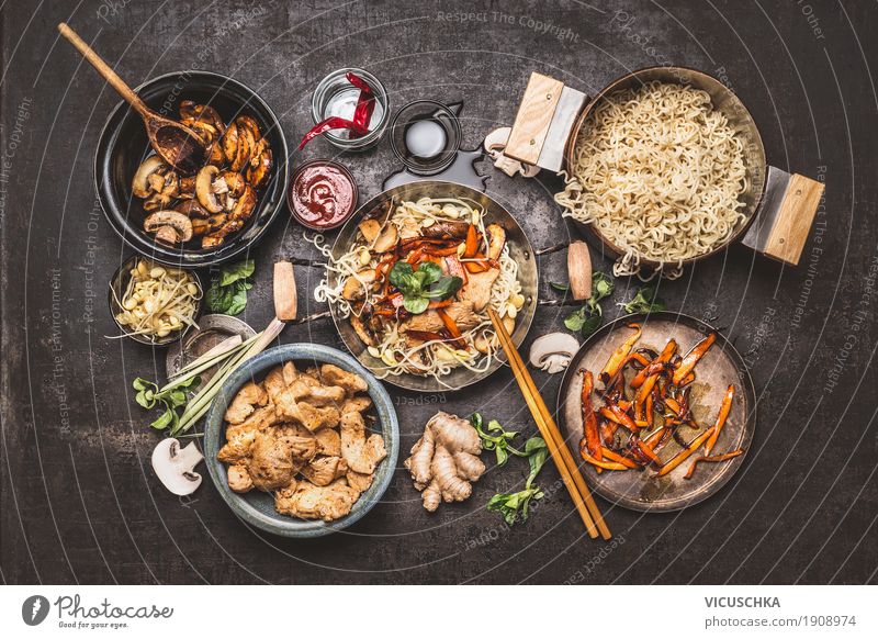 Wok mit Asiatische Bratnudeln und Zutaten Lebensmittel Fleisch Gemüse Kräuter & Gewürze Ernährung Asiatische Küche Geschirr Topf Pfanne Lifestyle Stil Design