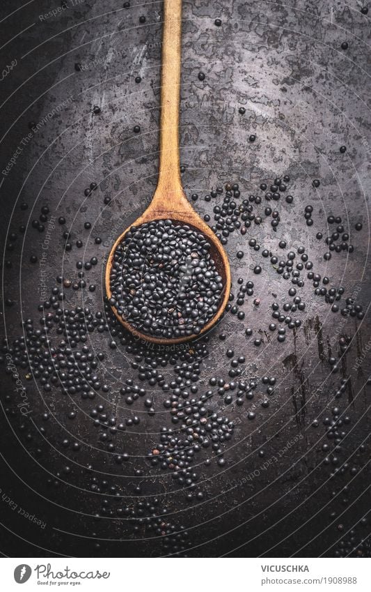 Schwarze Beluga-Linsensamen im Kochlöffel Lebensmittel Getreide Bioprodukte Vegetarische Ernährung Diät Löffel Stil Design Gesundheit Gesunde Ernährung Küche