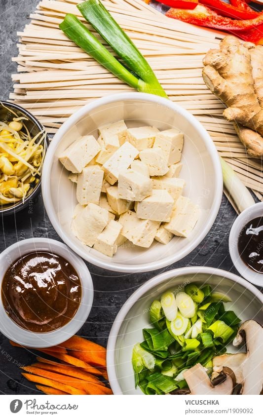 Asiatische Kochzutaten mit Tofu und Nudeln Lebensmittel Gemüse Kräuter & Gewürze Mittagessen Festessen Bioprodukte Vegetarische Ernährung Diät Geschirr