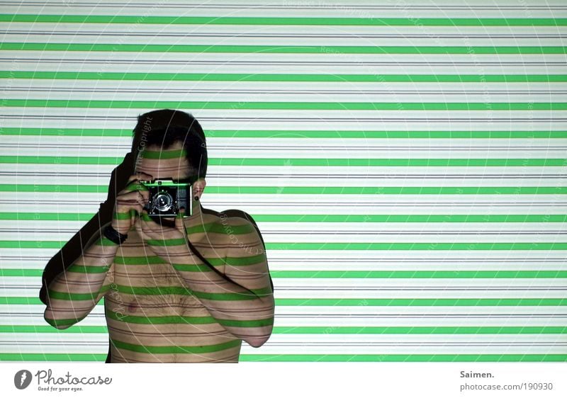 hilfslinien Fotokamera Mensch Mann Erwachsene Körper 1 Blick einzigartig muskulös nackt trashig grün Freude Ordnungsliebe Sehnsucht Zufriedenheit Idee