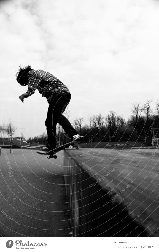 real skateboarder Lifestyle Freizeit & Hobby Halfpipe maskulin Mann Erwachsene Jugendliche 13-18 Jahre Kind Hemd schwarzhaarig fahren sportlich Coolness frei