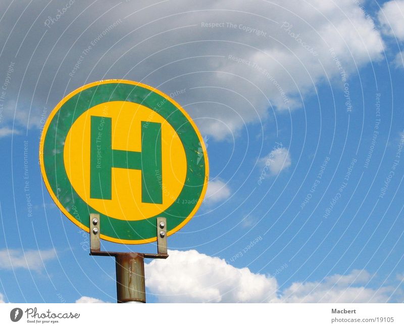 H = Himmel h Wolken gelb grün Buchstaben Befestigung Dinge Schild Haltestelle blau Strommast