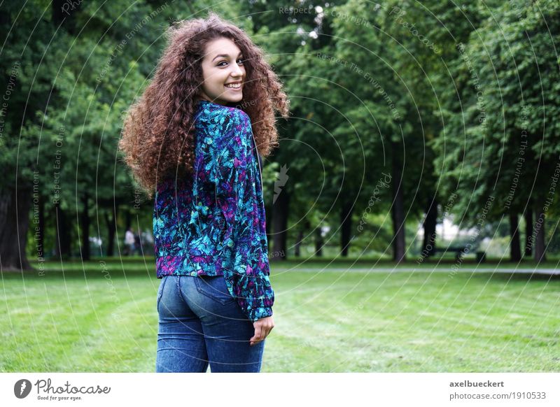 junge Spanierin im Park Lifestyle Freude Freizeit & Hobby Sommer Flirten Mensch feminin Mädchen Junge Frau Jugendliche Erwachsene 1 13-18 Jahre 18-30 Jahre