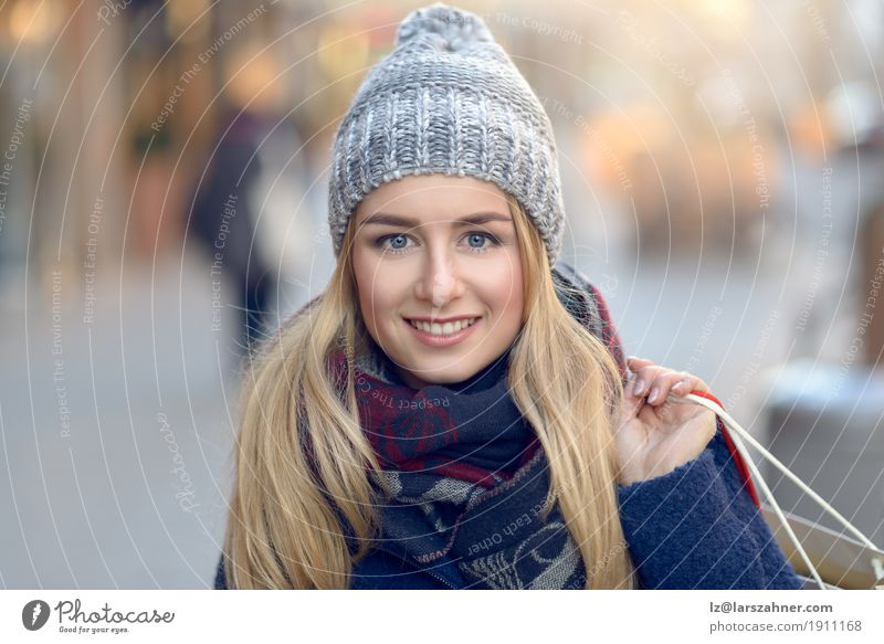 Herrliches Einkaufen der jungen Frau heraus Glück schön Gesicht Winter Erwachsene 1 Mensch 18-30 Jahre Jugendliche Fußgänger Straße Mode Schal blond Lächeln
