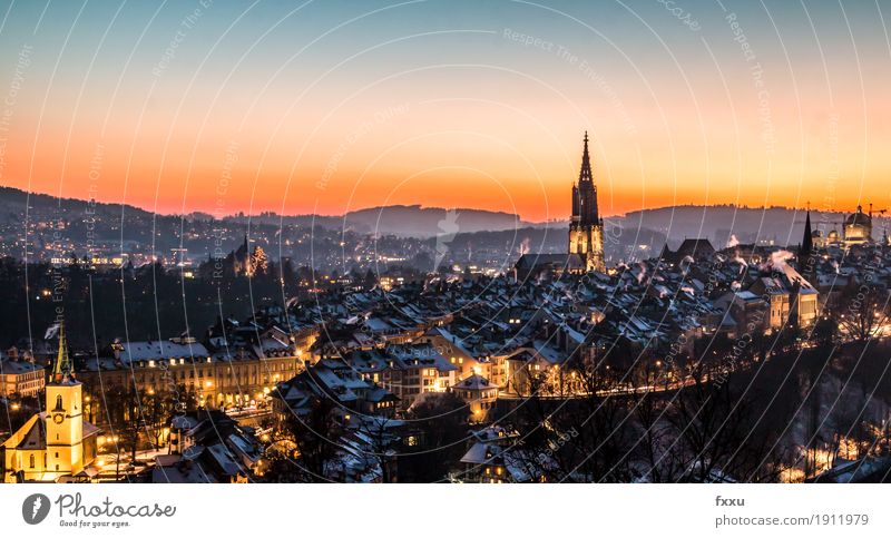 Berner Altstadt in der Nacht Schweiz Europa Stadt Hauptstadt Stadtzentrum mehrfarbig Farbfoto Außenaufnahme Menschenleer Textfreiraum oben Morgendämmerung Abend