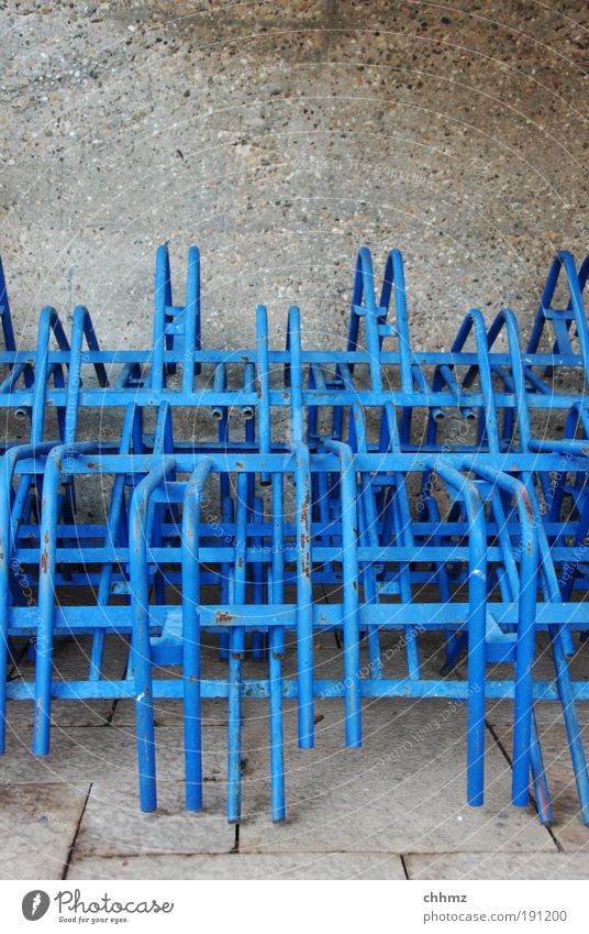 Gestapelte Ständer ruhig Ordnung Stapel Fahrradständer Winter Eisenrohr blau Betonwand Farbfoto Außenaufnahme Nahaufnahme Textfreiraum oben Tag Totale