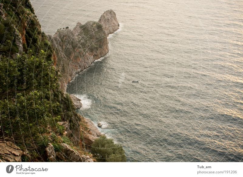 Die Flucht von Monkey Island Ferien & Urlaub & Reisen Landschaft Wasser Felsen Wellen Küste Bucht Riff Meer Schifffahrt Bootsfahrt Fischerboot Motorboot