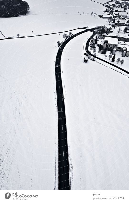 Nach Hause Landschaft Erde Winter Eis Frost Schnee Dorf Kleinstadt Stadt Stadtrand Menschenleer Verkehrswege Straße Straßenkreuzung Fahrzeug fahren Ferne oben