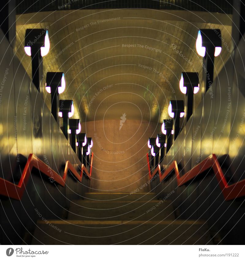 Symmetrie Hauptstadt überbevölkert Menschenleer Tunnel Treppe Personenverkehr Öffentlicher Personennahverkehr Fußgänger eckig Stadt braun schwarz Lampenlicht