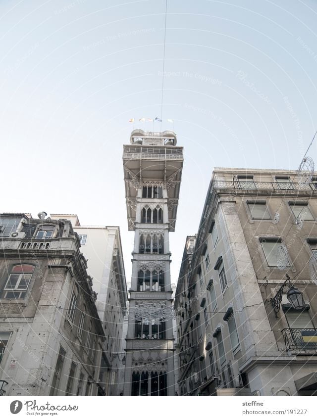 666 | Fahrstuhl zur Hölle Wolkenloser Himmel Schönes Wetter Lissabon Portugal Hauptstadt Stadtzentrum Altstadt Haus Sehenswürdigkeit Wahrzeichen