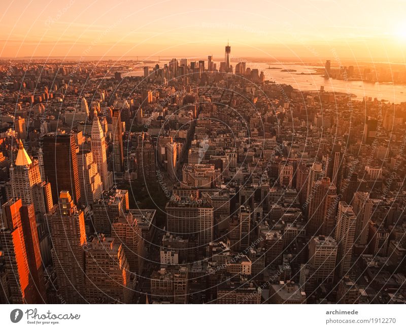 New York City vom Hubschrauber bei Sonnenuntergang Skyline Gebäude Fluggerät gehen Großstadt Textfreiraum Hintergrund USA ny nyc urban Manhattan Menschenleer