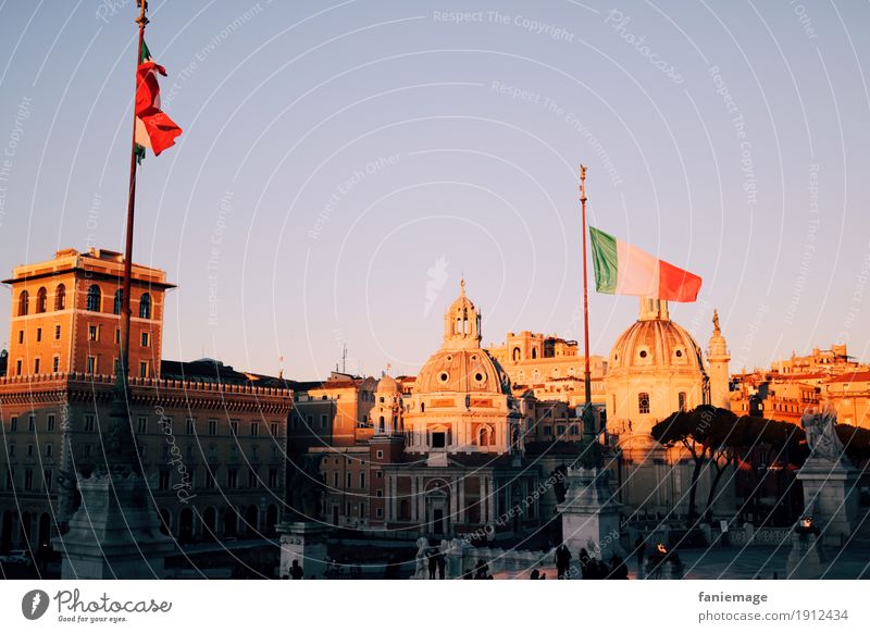 Roma Ferien & Urlaub & Reisen Tourismus Ausflug Sightseeing Sonne entdecken Italien Italienisch mediterran Wärme Städtereise Stadt Hauptstadt Stadtzentrum Fahne