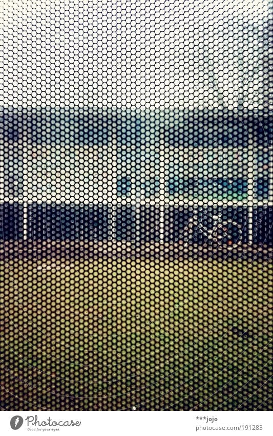 lochbild. Gebäude Architektur Mobilität Straßenbahn modern Schablone Muster Lochblech abstrakt Bildpunkt Geometrie Bewegung Haus Würfel Farbfoto Außenaufnahme