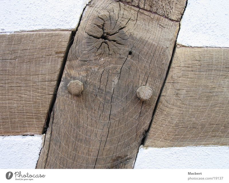 Alte Handwerkskunst Holz Putz weiß braun rund Architektur alt Balken verrückt Holzdübel Riss Rücken