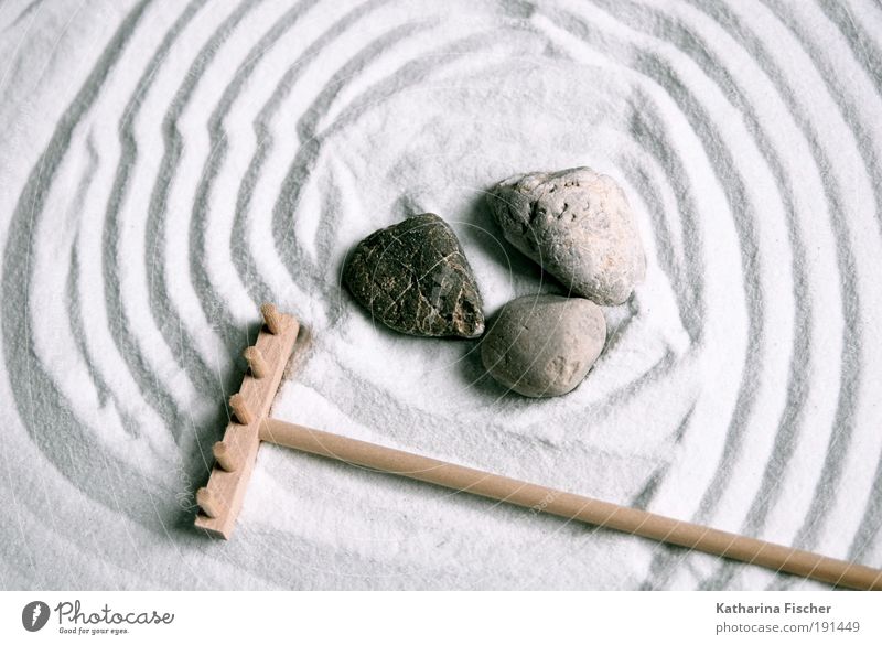Zen- Gärtchen Erholung ruhig Meditation Stein Sand Linie braun grau weiß Zufriedenheit Feng Shui Miniatur Zen-Buddhismus Kieselsteine Farbfoto Innenaufnahme