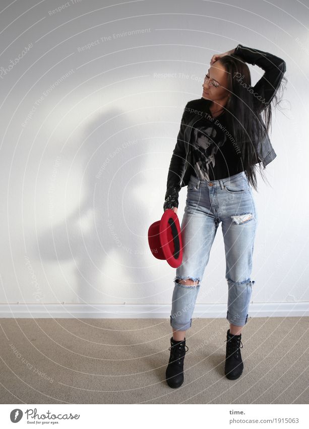 Nastya Raum feminin Frau Erwachsene 1 Mensch T-Shirt Jeanshose Jacke Stiefel Hut schwarzhaarig langhaarig beobachten festhalten Blick warten schön selbstbewußt
