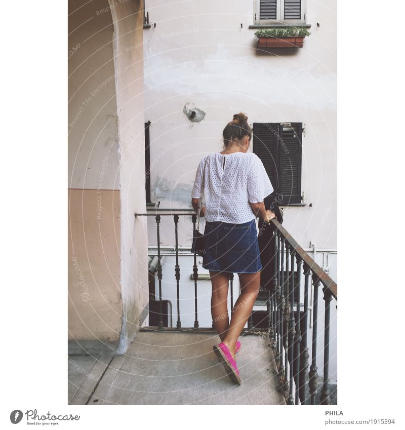 Mädchen am Balkon Lifestyle Sommer Sommerurlaub feminin Junge Frau Jugendliche 18-30 Jahre Erwachsene Stadt Altstadt Fassade Bekleidung T-Shirt Rock brünett