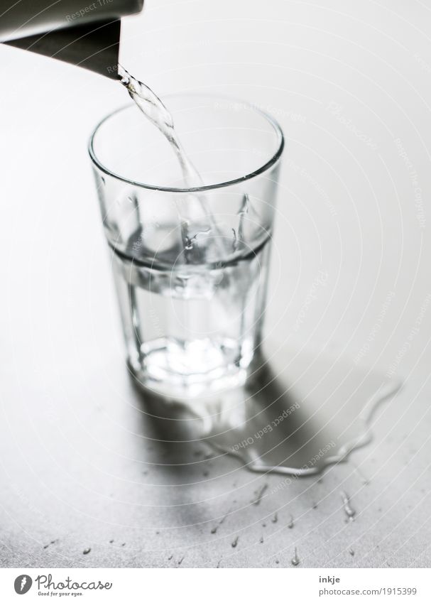 Bißchen neben der Spur. Ernährung Diät Fasten Getränk Erfrischungsgetränk Heißgetränk Trinkwasser Glas Kannen Wasserglas Pfütze Wasserstrahl spritzen Durst