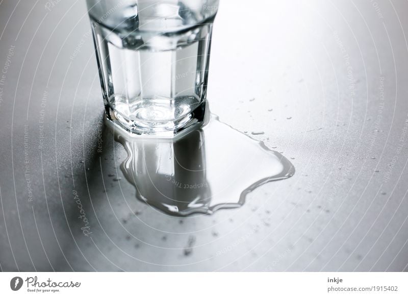Kleines Malheur Fasten Getränk Erfrischungsgetränk Heißgetränk Trinkwasser Glas Wasserglas nass dumm Missgeschick tollpatschig Schwäche klecksen Pfütze Seite