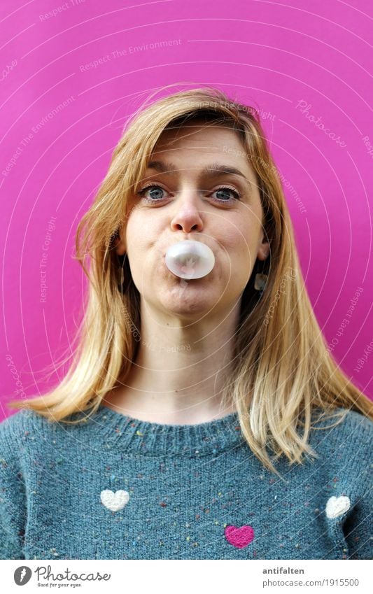 happy bubble Süßwaren Kaugummi Kaugummiblase Essen Mensch feminin Junge Frau Jugendliche Erwachsene Freundschaft Leben Kopf Haare & Frisuren Gesicht Auge Nase