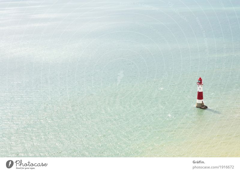 Fernwehträume Wolkenloser Himmel Sommer Wellen Küste Strand Bucht Beachy Head Großbritannien Menschenleer Leuchtturm Wahrzeichen Denkmal Ferne historisch Kitsch