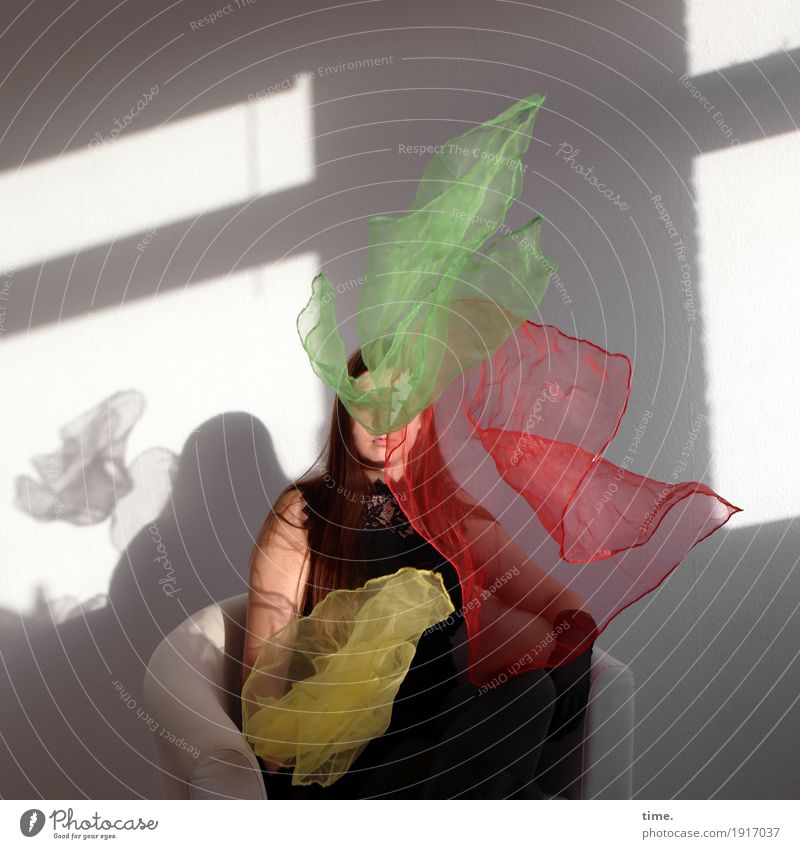 Natalia Sessel Raum feminin Frau Erwachsene 1 Mensch Theaterschauspiel jonglieren Hemd Stoff Tuch Handschuhe brünett langhaarig entdecken Erholung Blick sitzen