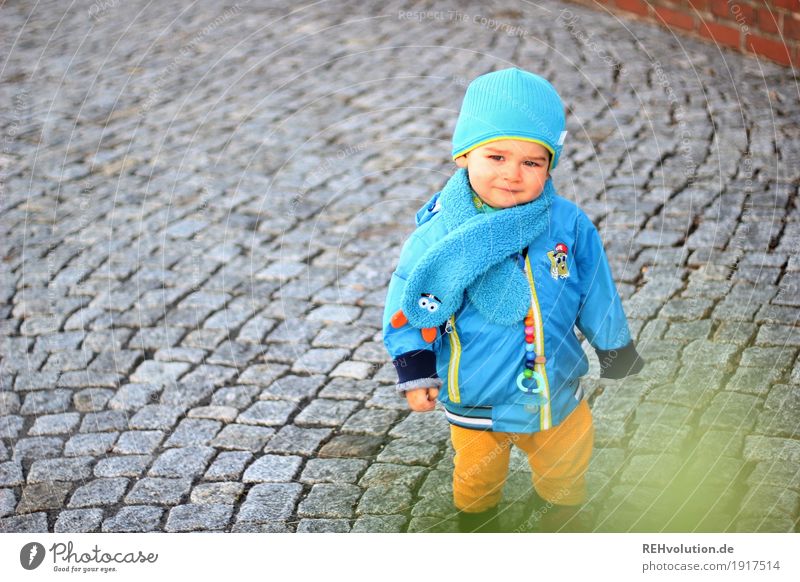 kopfsteinpflaster Mensch Kind Kleinkind Junge 1 1-3 Jahre Straße Jacke Schal Mütze entdecken gehen Lächeln stehen authentisch klein natürlich Neugier niedlich