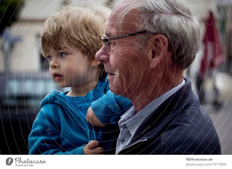 Opa hat seinen Enkel auf dem Arm Mensch maskulin Kind Kleinkind Junge Mann Erwachsene Männlicher Senior Großvater Familie & Verwandtschaft Kindheit Gesicht 2