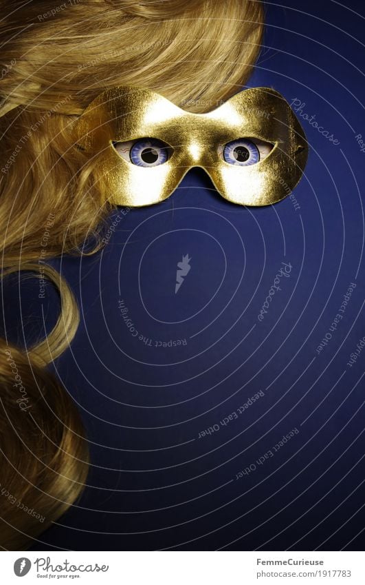 Im Visier (03) Auge Angst geheimnisvoll verstecken Maske verkleiden gold blau blond Haare & Frisuren Karneval Perücke intensiv Blick Maskenball anonym