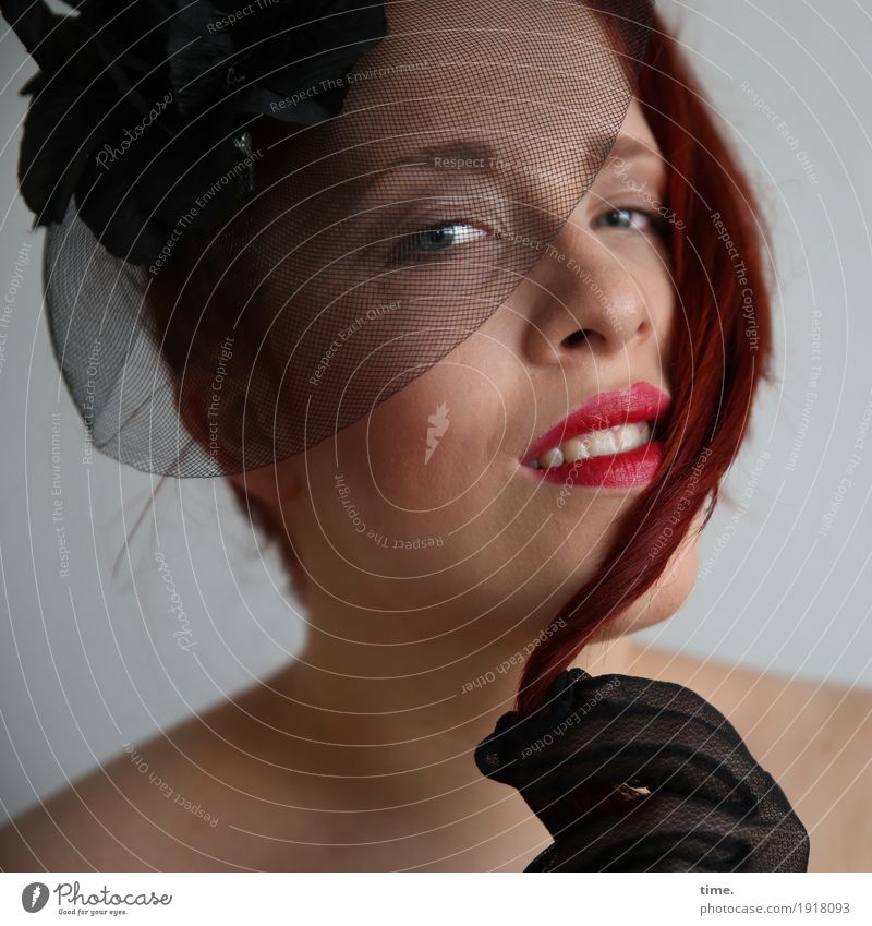 . feminin Frau Erwachsene Handschuhe Haarspange rothaarig beobachten festhalten Lächeln Blick außergewöhnlich Freundlichkeit schön Freude Glück Fröhlichkeit