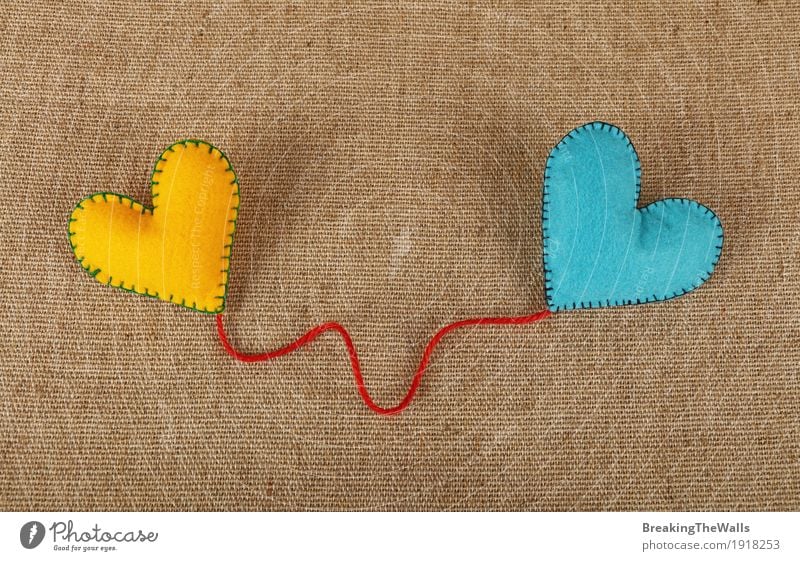 Zwei genähte Filzherzen mit rotem Bindfaden auf Leinwand Freizeit & Hobby Basteln Handarbeit Valentinstag Hochzeit Kunst Herz Liebe Zusammensein natürlich blau