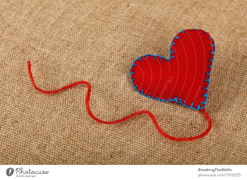 Rotes Filzhandwerk nähte Herz mit Jutefasergarn auf Segeltuch Freizeit & Hobby Basteln Handarbeit Valentinstag Muttertag Kunst Stoff Liebe natürlich rot Gefühle